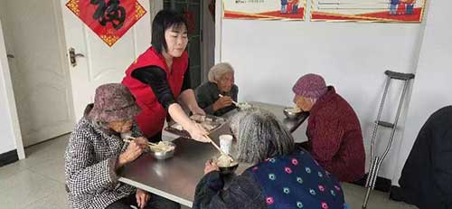 “愛(ài)在金秋，情暖重陽(yáng)”包餃子送溫暖活動(dòng)2.jpg